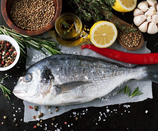 Belle dorade fraîche pêché à la ligne et ses condiments servies à la Table de Trois - Bordeaux