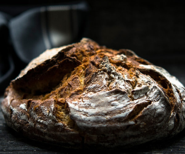Miche de pain artisanal fabriqué sur place par la brigade du restaurant la Table de Trois - Bordeaux