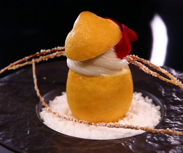 Citron entier rempli de glace façon colonel à la Zubrowka présenté sur son lit de sucre glace, au menu de la Table de Trois - Bordeaux