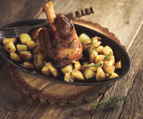 Souris d'agneau délicatement déposée sur son lit de pommes de terre et servi à la Table de Trois - Bordeaux