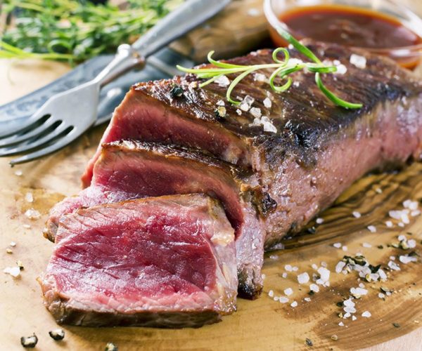 Magnifique steak cuit à la perfection et proposé à la table de trois - Bordeaux