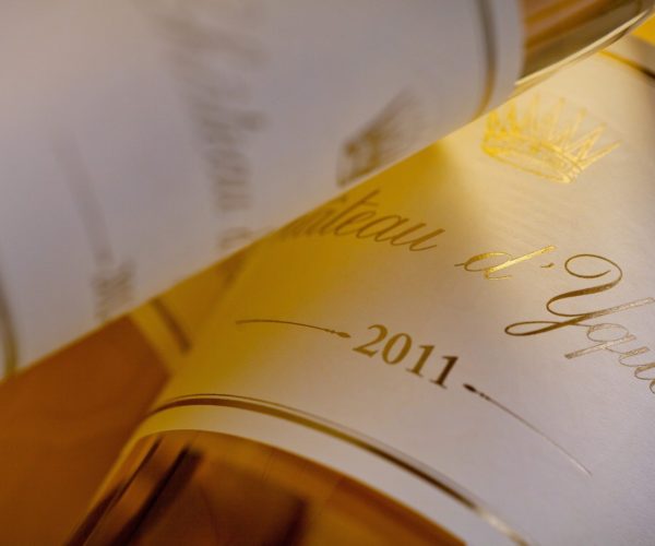 Gros plan sur deux bouteilles de vin blanc Château d'Yquem 2011, l'un des nombreux premium à la carte de la Table de Trois